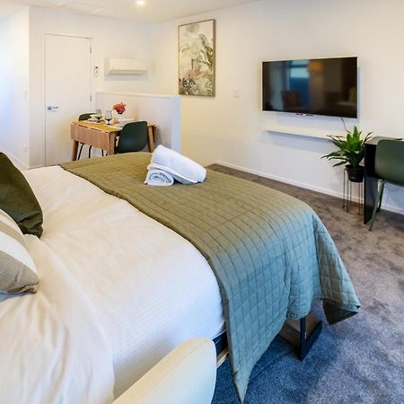Luxury Studio With Balcony - Close To Supermarket Christchurch Eksteriør bilde