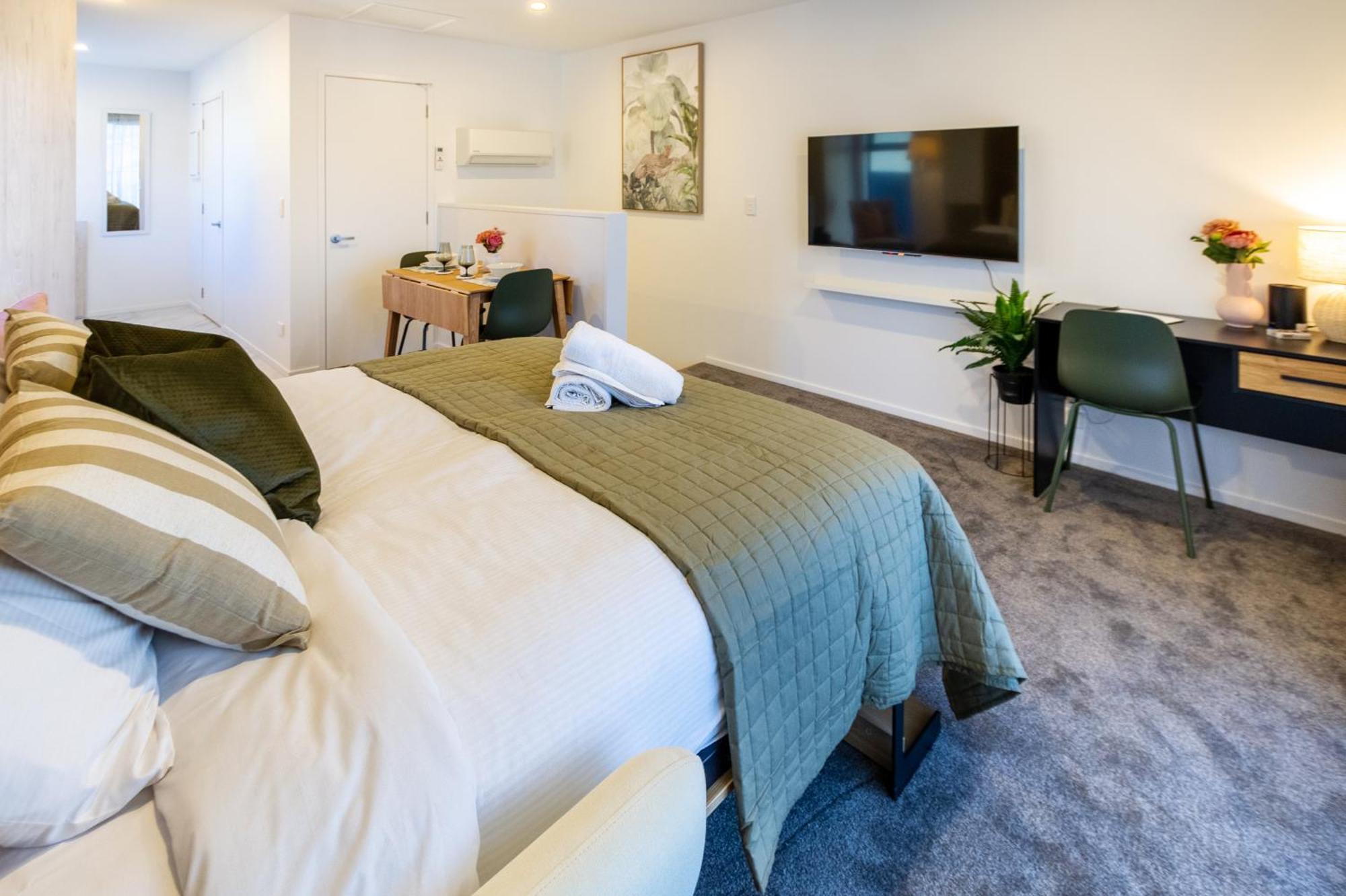 Luxury Studio With Balcony - Close To Supermarket Christchurch Eksteriør bilde