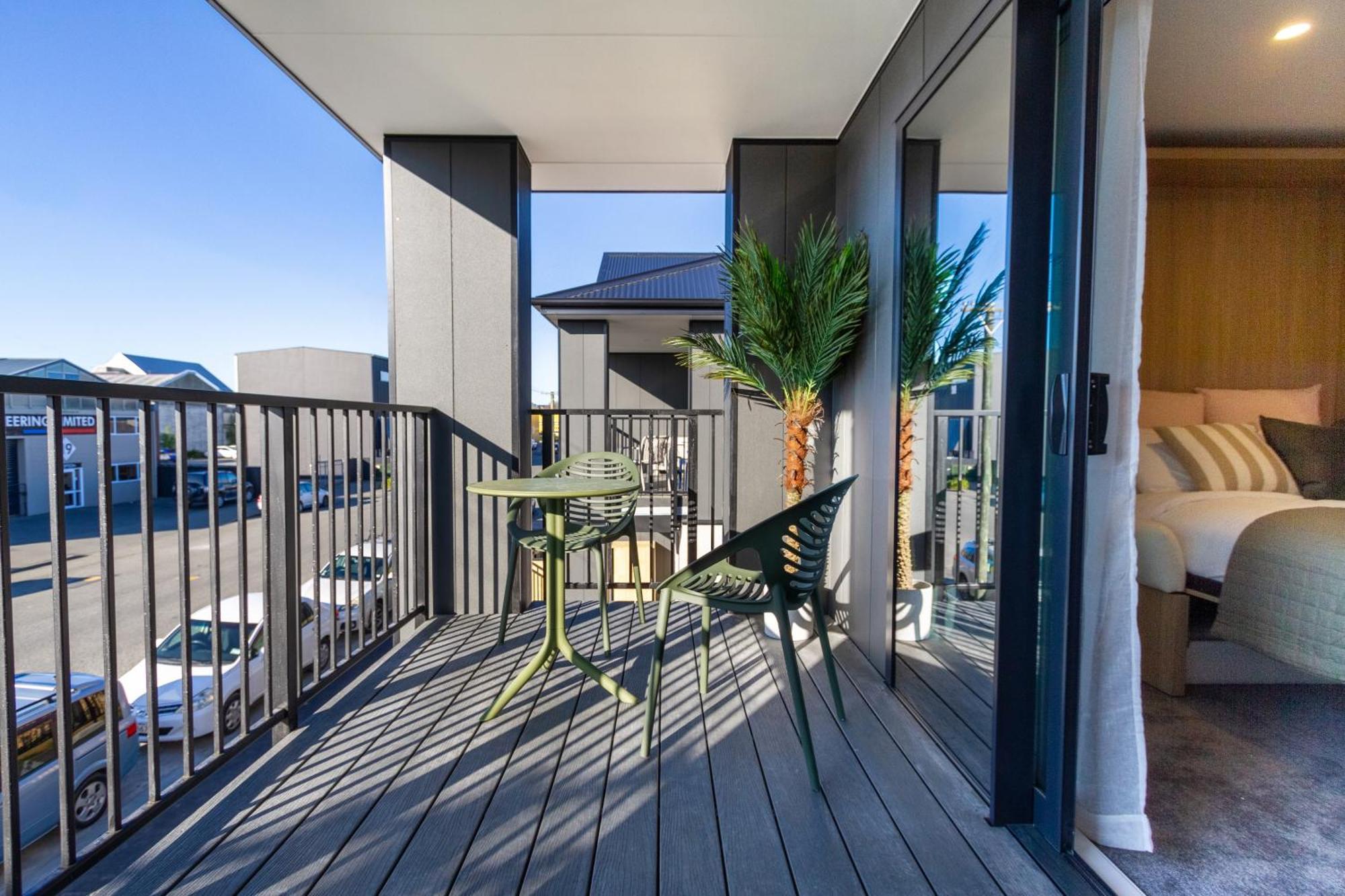 Luxury Studio With Balcony - Close To Supermarket Christchurch Eksteriør bilde