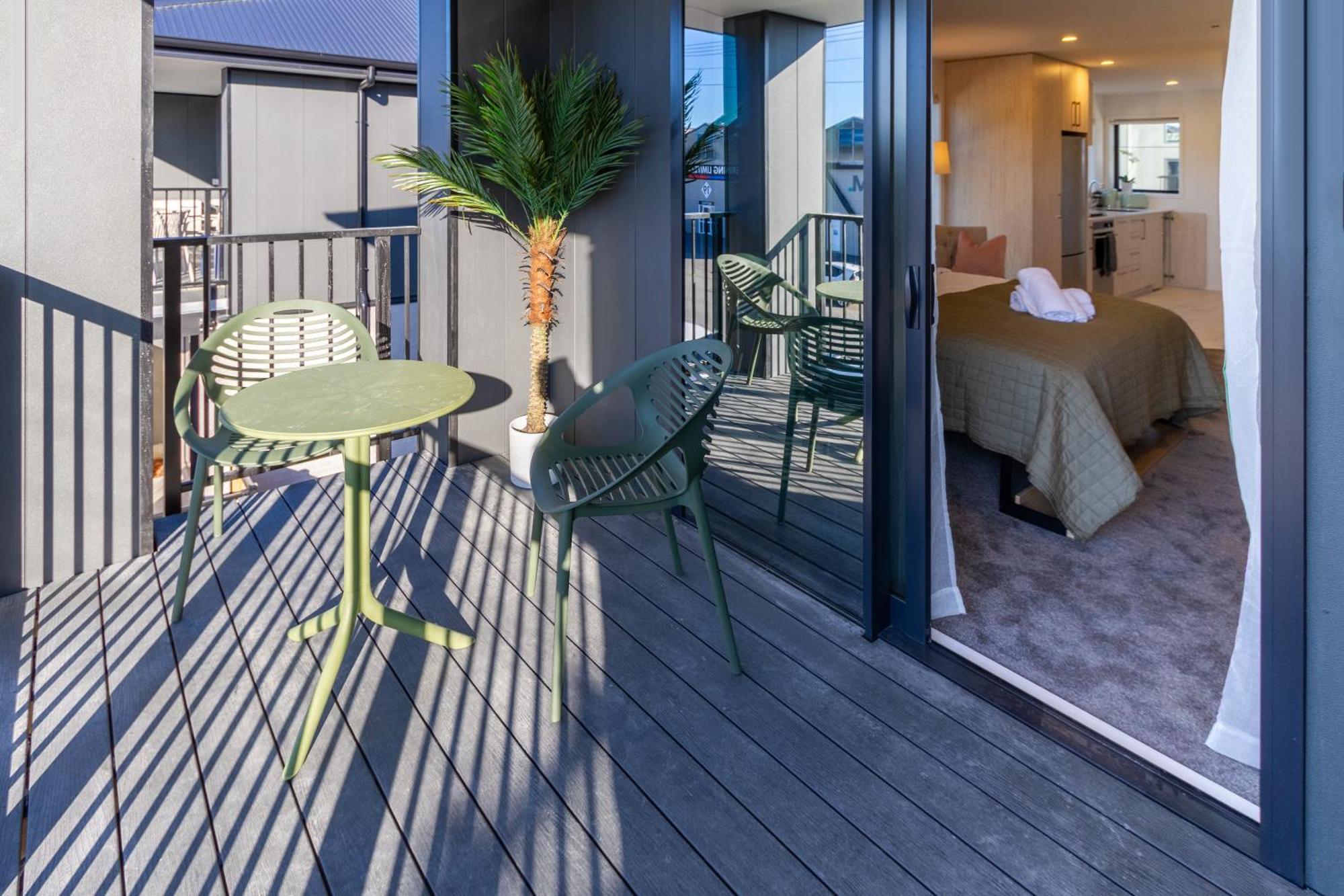 Luxury Studio With Balcony - Close To Supermarket Christchurch Eksteriør bilde