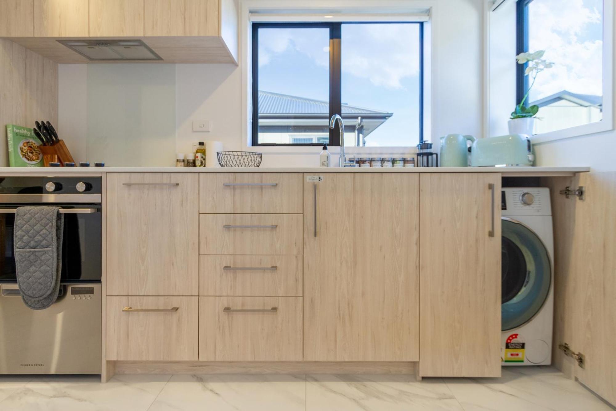 Luxury Studio With Balcony - Close To Supermarket Christchurch Eksteriør bilde