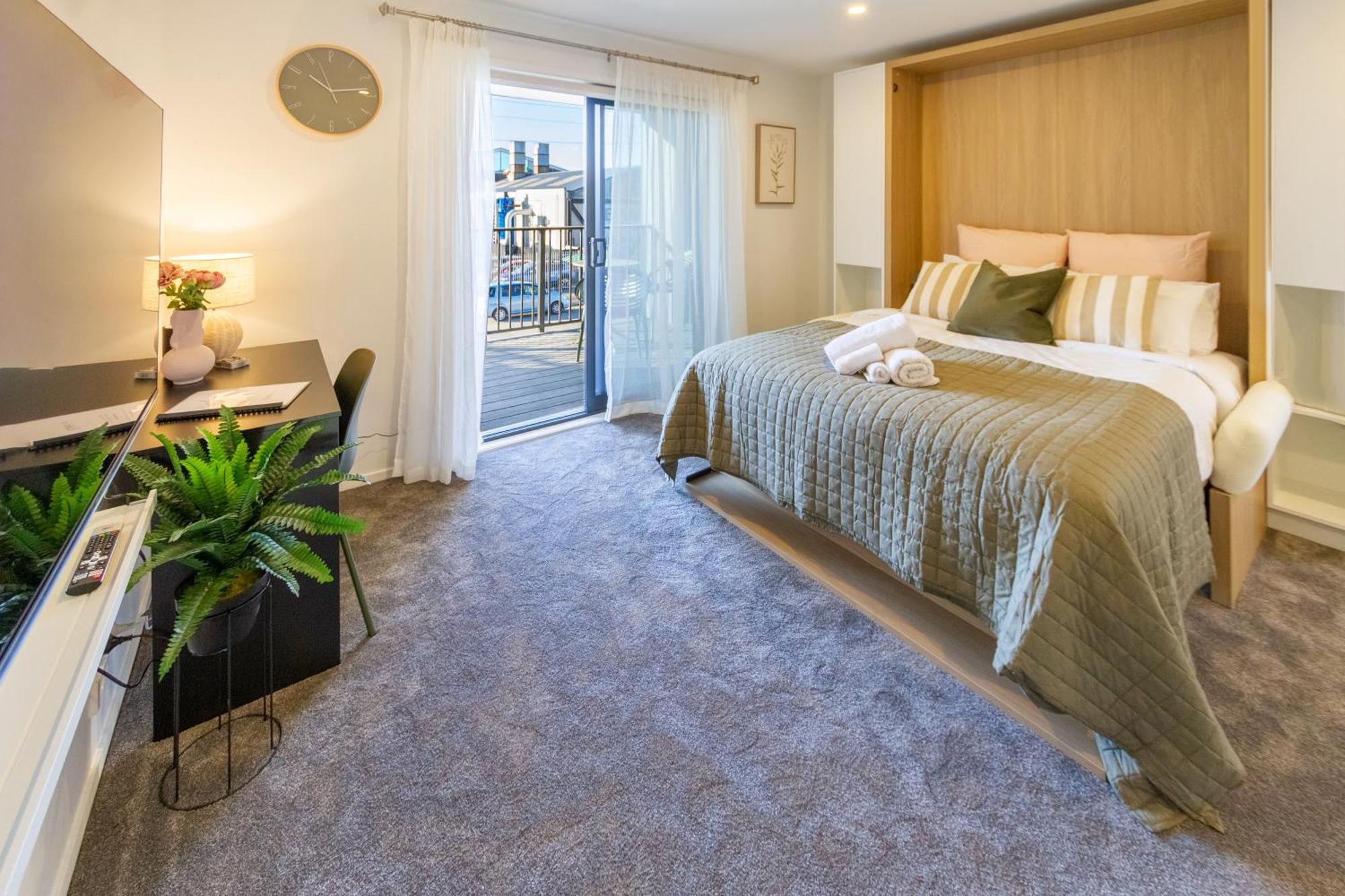 Luxury Studio With Balcony - Close To Supermarket Christchurch Eksteriør bilde