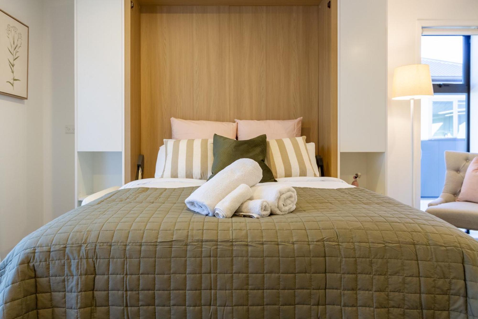 Luxury Studio With Balcony - Close To Supermarket Christchurch Eksteriør bilde